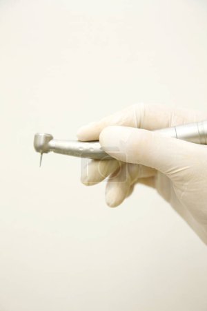 Foto de Herramienta de odontología, vista cercana. Dentista sosteniendo en la mano equipo dental - Imagen libre de derechos