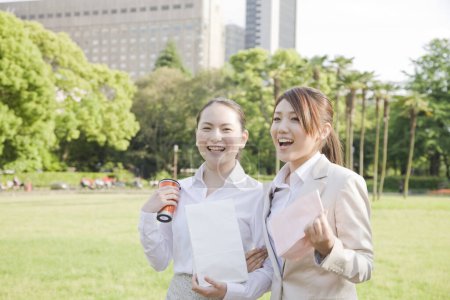 asiatiques femmes d'affaires marche dans la ville parc 