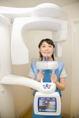 Foto de Joven asiático mujer haciendo x-ray de su dientes - Imagen libre de derechos