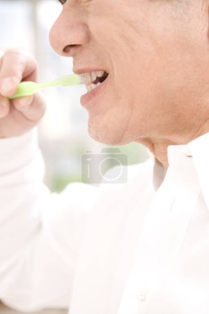Téléchargez les photos : Gros plan asiatique senior homme brossage dents - en image libre de droit