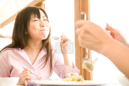 Téléchargez les photos : Jeunes femmes japonaises manger dans le café - en image libre de droit