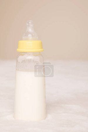 Téléchargez les photos : Biberon avec lait gros plan - en image libre de droit