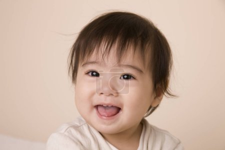 Téléchargez les photos : Portrait en gros plan de petit bébé asiatique - en image libre de droit