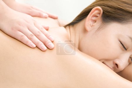 Téléchargez les photos : Jeune femme recevant un massage au spa - en image libre de droit