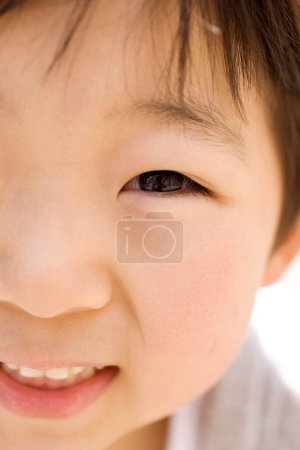 Foto de Primer plano retrato de lindo sonriente asiático chico - Imagen libre de derechos