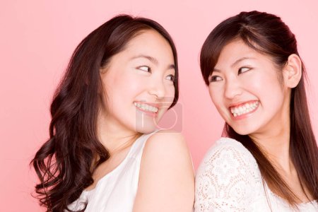 Foto de Retrato de estudio de hermosas mujeres japonesas. Señoras sonrientes posando en el estudio - Imagen libre de derechos
