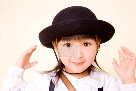 Téléchargez les photos : Portrait de fille japonaise en uniforme scolaire - en image libre de droit