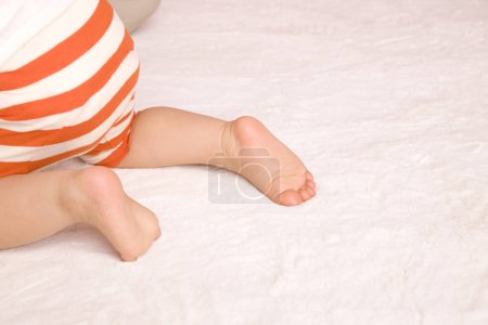 Foto de Foto recortada de piernas de bebé sobre fondo blanco - Imagen libre de derechos