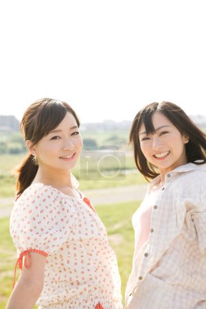 Foto de Dos feliz asiático mujer tener divertido en verano parque - Imagen libre de derechos