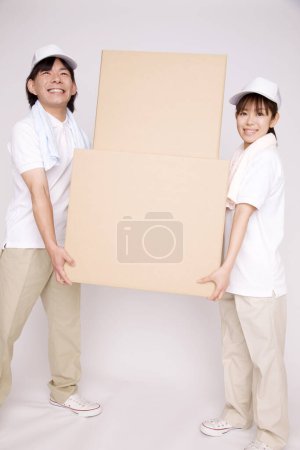 Téléchargez les photos : Portrait du personnel du service de livraison avec boîtes en carton - en image libre de droit