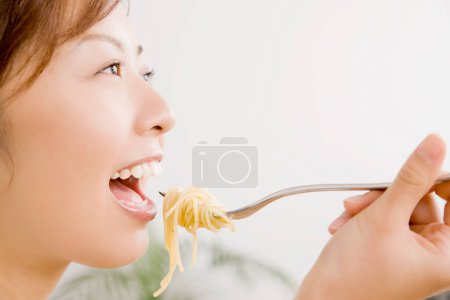 Foto de Joven asiático mujer comer un spaghetti - Imagen libre de derechos
