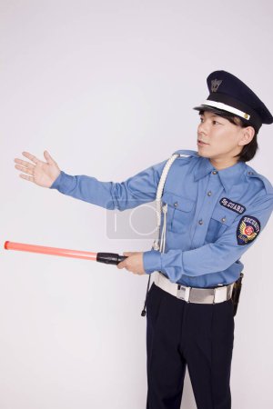 Téléchargez les photos : Studio shot de asiatique policier portant uniforme - en image libre de droit