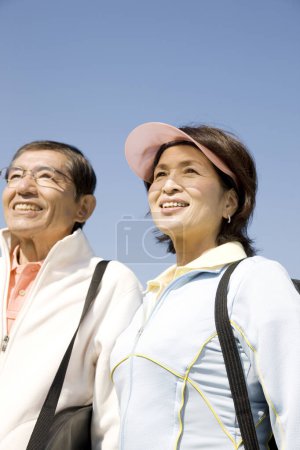 Foto de Al aire libre retrato de feliz asiática madura pareja caminando - Imagen libre de derechos