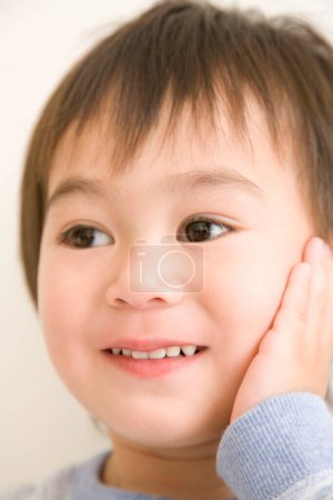 Téléchargez les photos : Portrait d'un mignon petit asiatique garçon - en image libre de droit