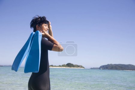 Téléchargez les photos : Heureux asiatique l'homme après plongée dans masque - en image libre de droit