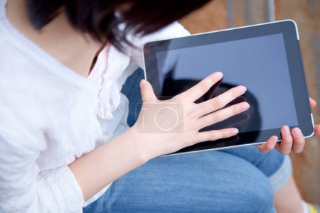 Téléchargez les photos : Gros plan de la femme à l'aide d'une tablette numérique - en image libre de droit