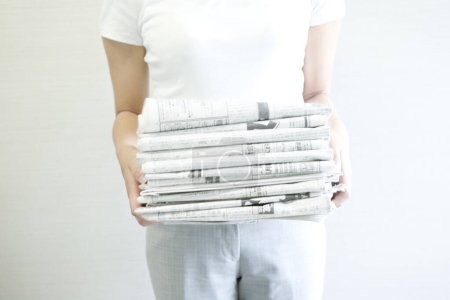 Foto de Joven mujer sosteniendo periódicos - Imagen libre de derechos