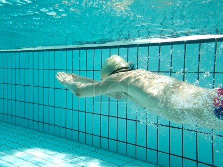 Téléchargez les photos : Asiatique homme natation et plongée à la piscine - en image libre de droit