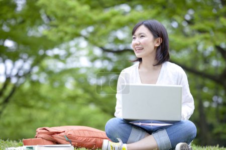 Foto de Asiático mujer estudiante con laptop - Imagen libre de derechos