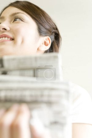 Foto de Retrato de feliz joven asiático mujer celebración pila de periódicos - Imagen libre de derechos