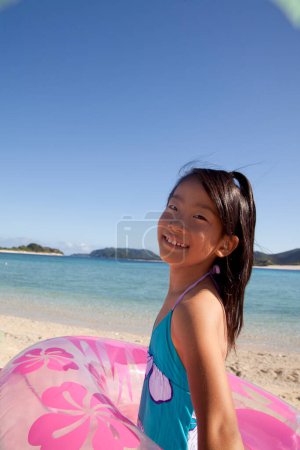 Téléchargez les photos : Japonais fille jouer avec gonflable anneau - en image libre de droit