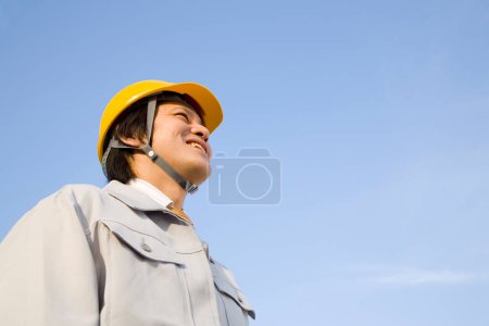 Téléchargez les photos : Joyeux et succès Ouvrier japonais de la construction - en image libre de droit