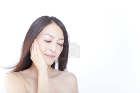 Téléchargez les photos : Stylish brunette woman touching face, closeup of japanese lady on white - en image libre de droit