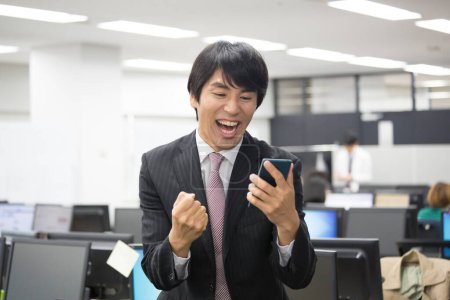 Téléchargez les photos : Fermer asiatique homme d'affaires en utilisant smartphone - en image libre de droit