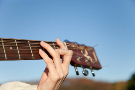 Foto de Mujer tocando la guitarra acústica - Imagen libre de derechos