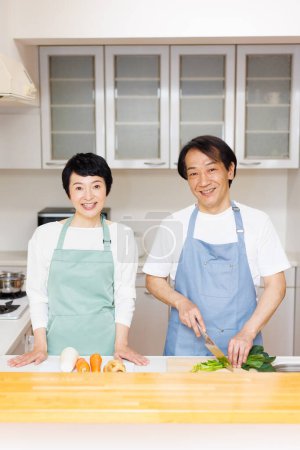 Téléchargez les photos : Asiatique chef homme cuisine avec son femme - en image libre de droit