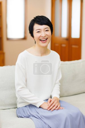 Téléchargez les photos : Asiatique senior femme dans l 'salon - en image libre de droit