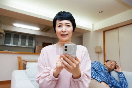 Téléchargez les photos : Senior asiatique femme appeler d'urgence son mari est malade - en image libre de droit