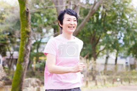 Téléchargez les photos : Asiatique femme courir dans le parc - en image libre de droit