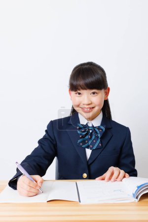 Téléchargez les photos : Gros plan portrait de asiatique écolière étudiant - en image libre de droit