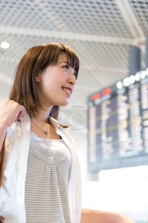 Foto de Hermosa mujer japonesa en la terminal del aeropuerto - Imagen libre de derechos