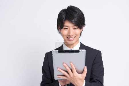 Téléchargez les photos : Jeune homme d'affaires avec tablette en studio - en image libre de droit