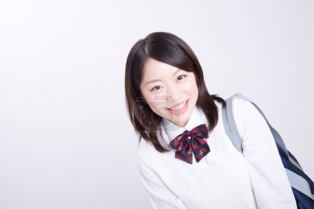 Téléchargez les photos : Portrait studio d "écolière japonaise souriante en uniforme - en image libre de droit