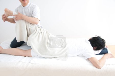 Foto de Hombre teniendo masaje en spa - Imagen libre de derechos