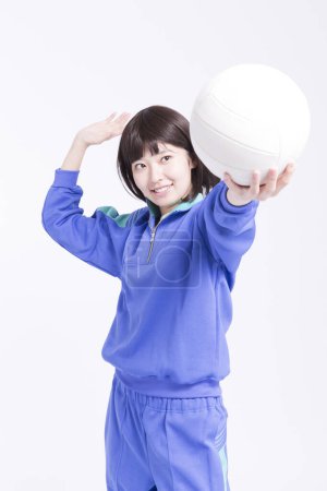 Téléchargez les photos : Portrait studio de jeune fille asiatique en vêtements de sport avec boule blanche - en image libre de droit