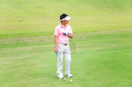 Foto de Hombre asiático jugando al golf - Imagen libre de derechos