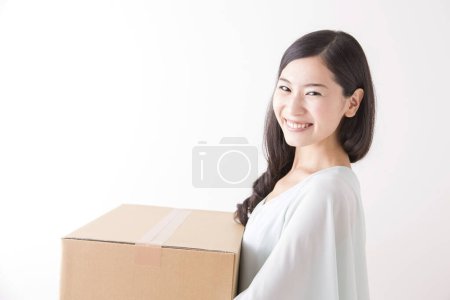 Foto de Mujer asiática con caja de cartón mudándose a nuevo apartamento - Imagen libre de derechos