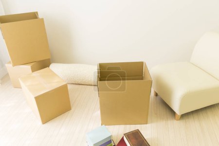 Téléchargez les photos : Boîtes en carton sur le sol. déménagement dans le concept d'appartement - en image libre de droit