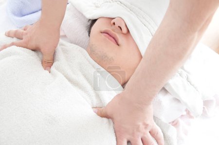 Téléchargez les photos : Homme ayant massage au spa - en image libre de droit