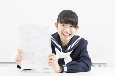 Téléchargez les photos : Portrait de belle élève japonaise avec résultat de test - en image libre de droit