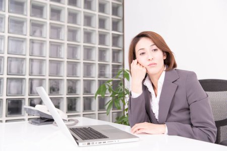 Téléchargez les photos : Portrait de femme d'affaires japonaise mature au bureau - en image libre de droit