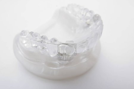 Téléchargez les photos : Impression de gel dentiste de mâchoire humaine isolée sur fond blanc - en image libre de droit