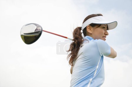 Foto de Joven asiático joven mujer jugando golf - Imagen libre de derechos
