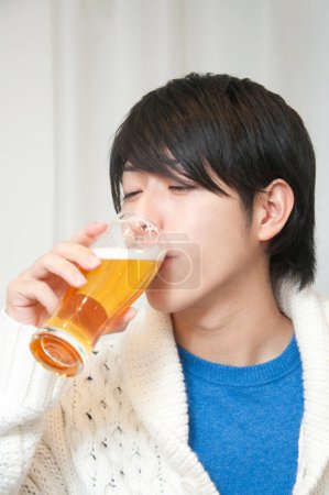 Téléchargez les photos : Fermer jeune asiatique homme avec bière - en image libre de droit