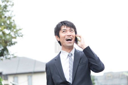 Téléchargez les photos : Portrait d'homme d'affaires asiatique utilisant Smartphone - en image libre de droit