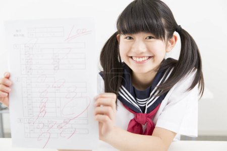 Téléchargez les photos : Portrait de belle élève japonaise avec résultat de test - en image libre de droit